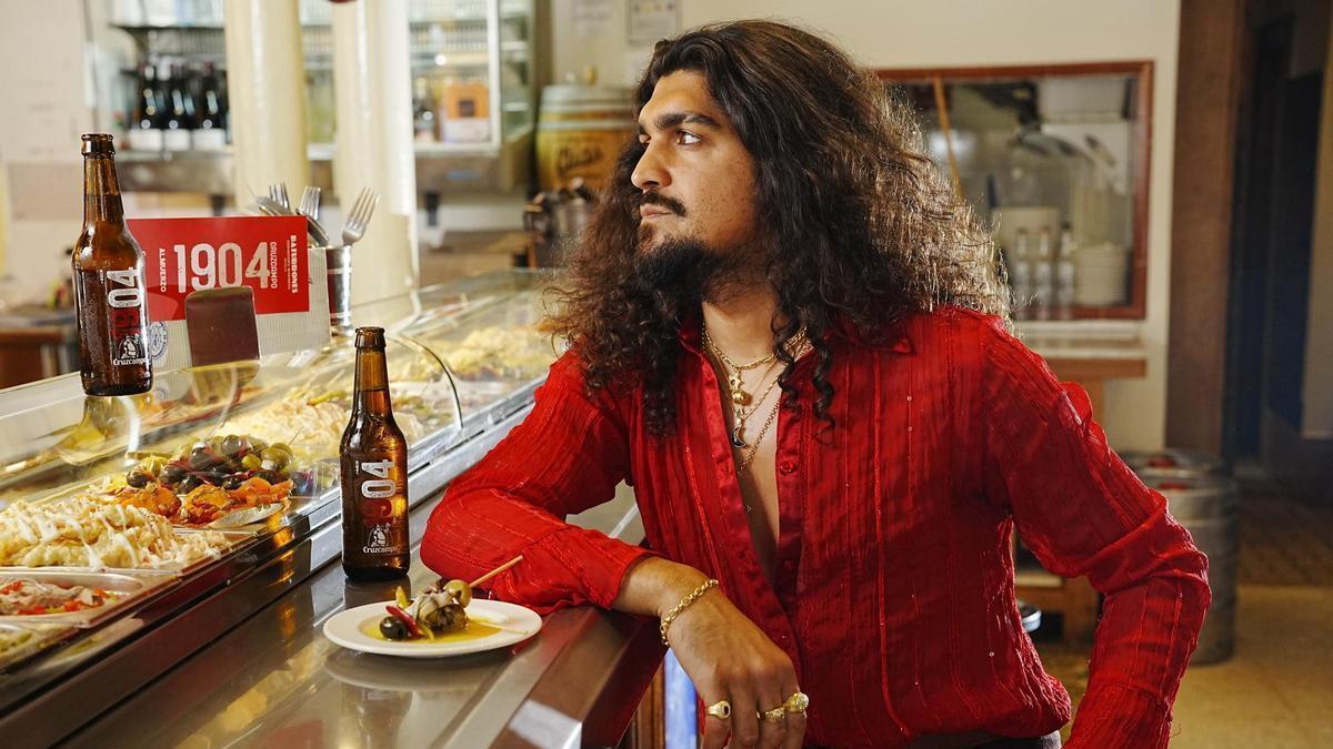 La marca invitó a los sevillanos a descubrir su nuevo lanzamiento a través de un recital gratuito que culminó en una barra de bar para presentar el compás de la nueva Cruzcampo 1904