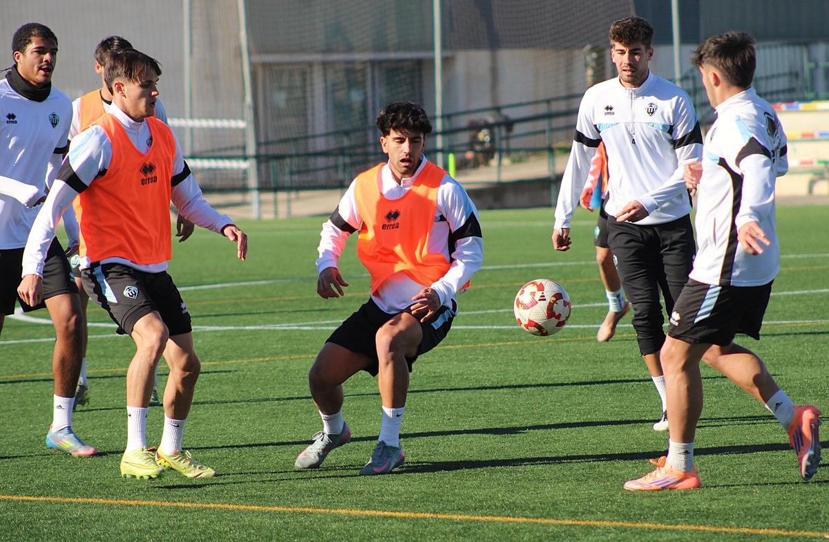 Jacobo de Oro, junto a varios compañeros, en un entrenamiento del Castellón B en Gaetà Huguet.