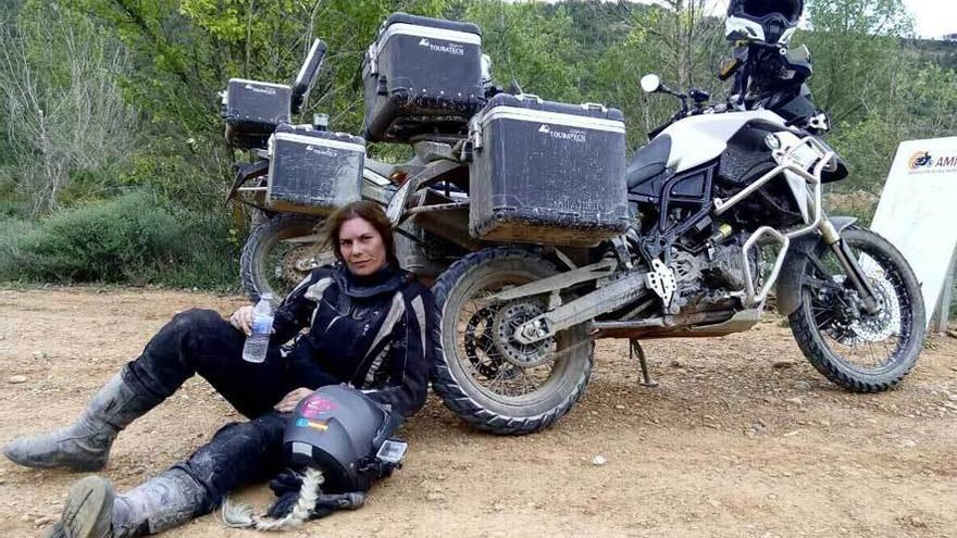 Judith Obaya, apoyada sobre su moto.