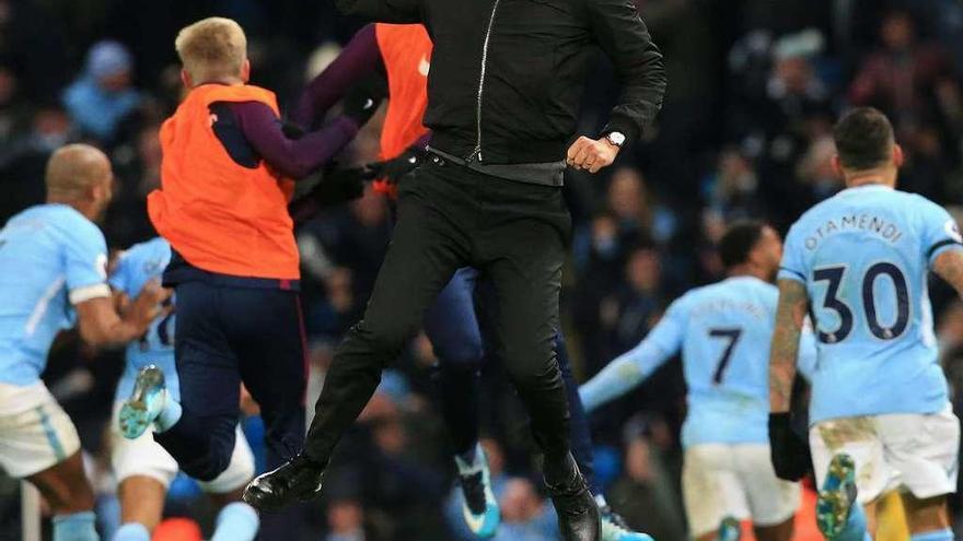 Guardiola celebra una victoria del Manchester City. // Reuters