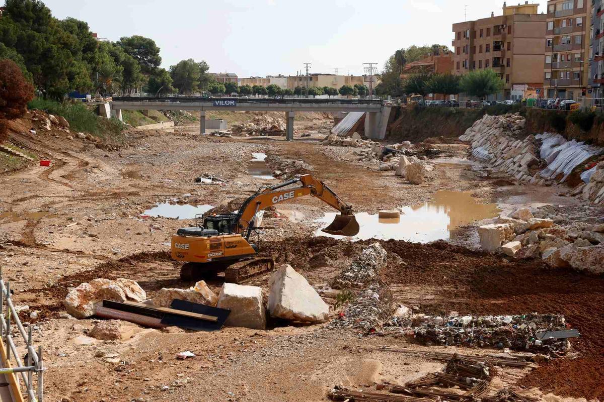 Las decenas de cauces y barrancos por los que discurrieron las riadas el pasado 29 de octubre de 2024 siguen siendo una de las evidencias más obvias de la magnitud de la tragedia y de la devastación.