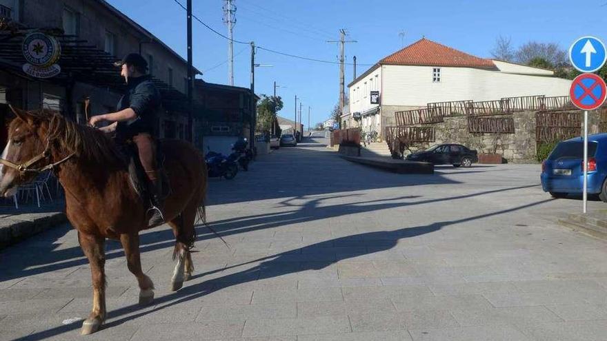 La plazoleta que hay junto al atrio es utilizada como aparcamiento. // Noé Parga