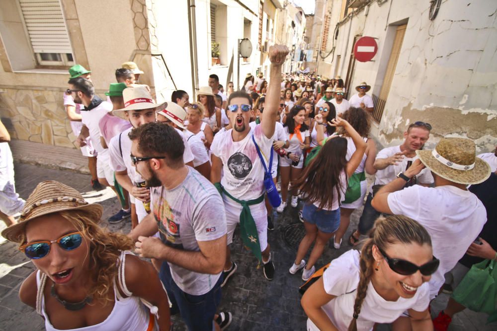 La ermita de San Roque congrega a decenas de personas para comenzar los festejos patronales y de Moros y Cristianos