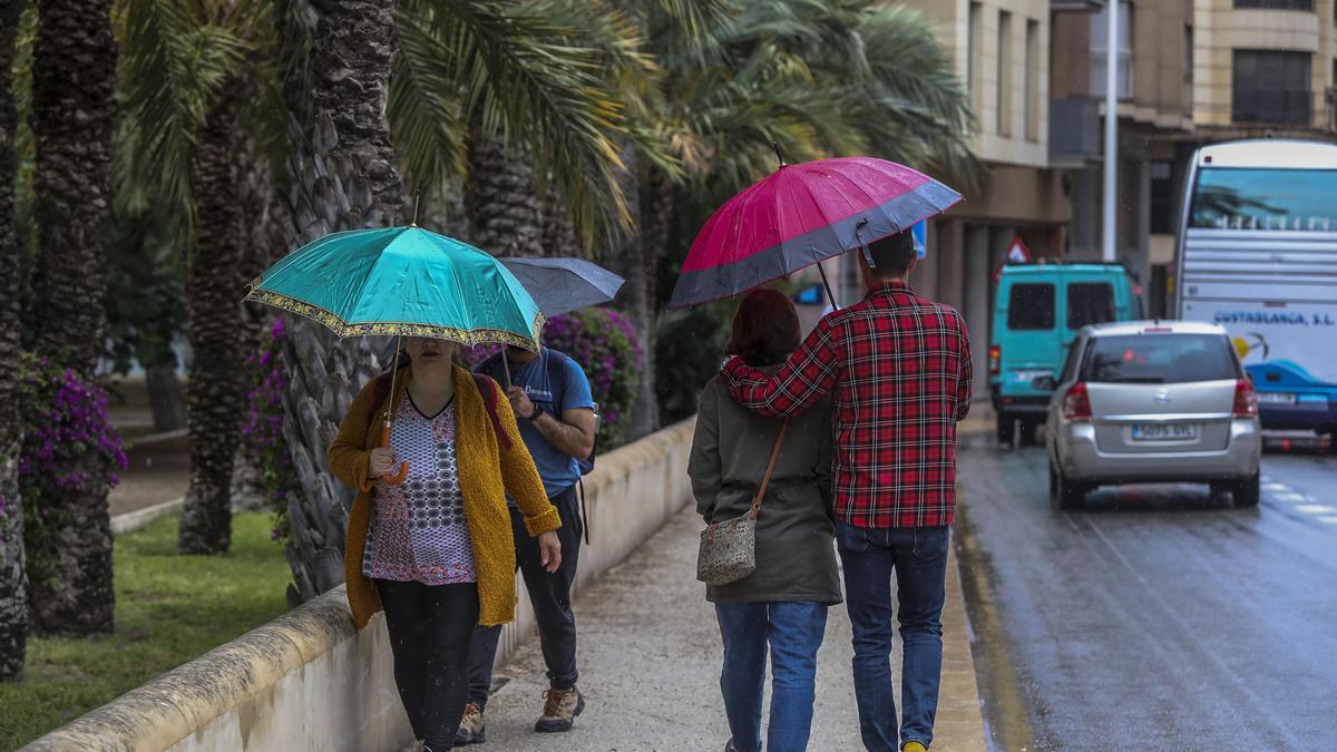 Personas resguardándose de la lluvia en la provincia.