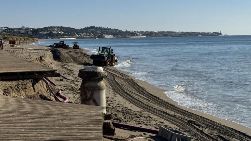 El temporal destrozó la playa de El Bombo de Mijas.