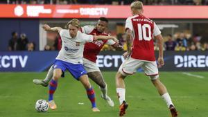 Los Angeles (United States), 27/07/2023.- Barcelona midfielder Frenkie de Jong (L) in action against Arsenal FC midfielder Emile Smith Rowe (R) during the second half of the 2023 Soccer Champions Tour match opposing Arsenal FC and Barcelona FC at SoFi Stadium in Los Angeles, California, USA, 26 July 2023. EFE/EPA/ETIENNE LAURENT  