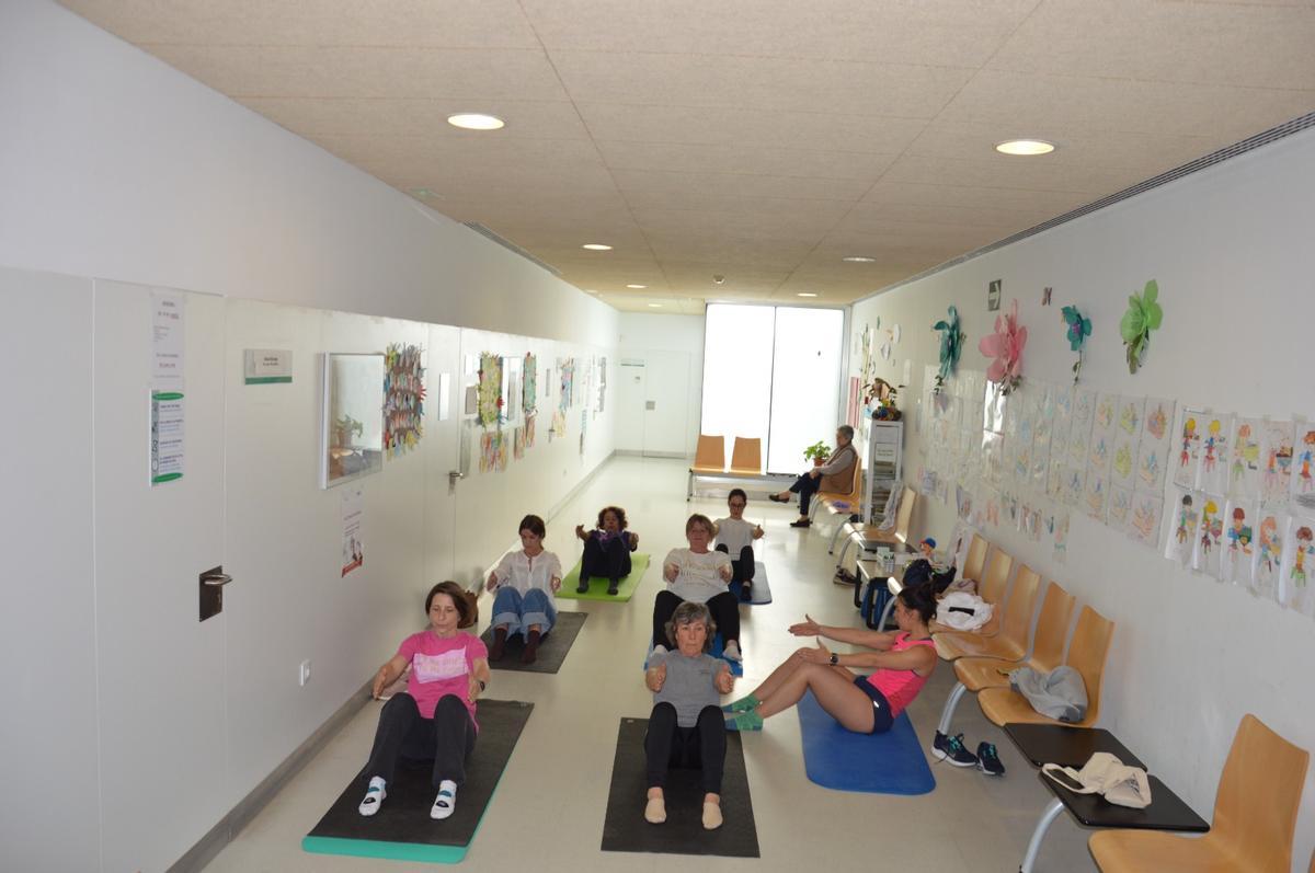 Clases de pilates en los pasillos del centro sanitario