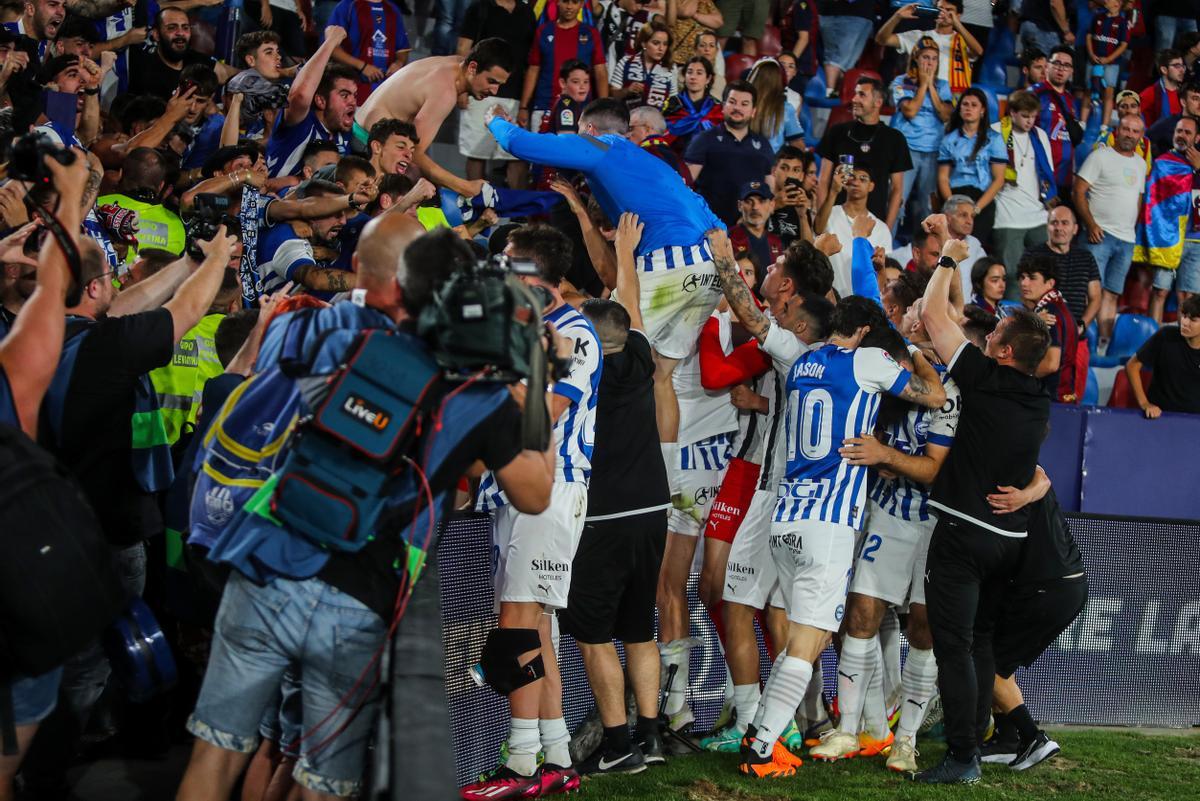 El Alavés celebra la subida a Primera División