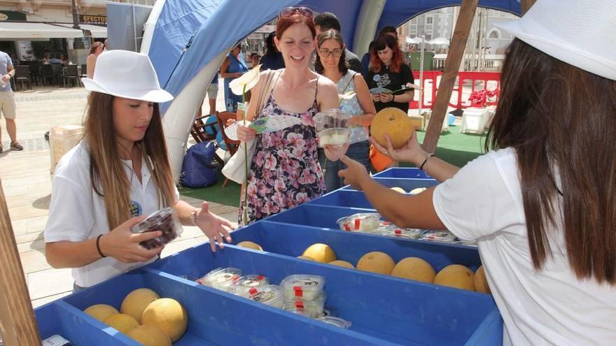 Los regantes del Trasvase Tajo-Segura repartieron centenares de piezas de fruta en la plaza del Ayuntamiento de Cartagena.