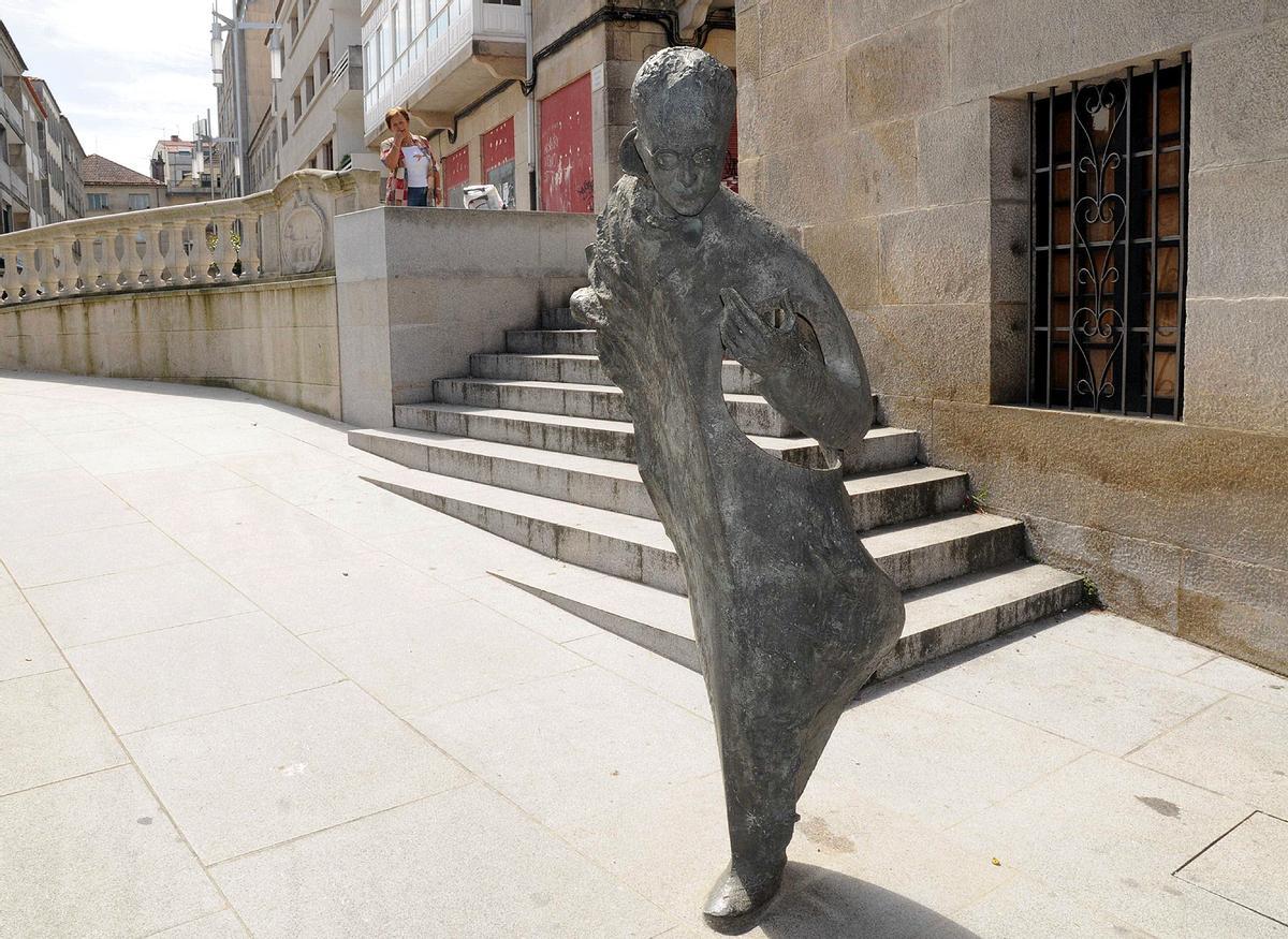 Estatua de Castelao, obra de Buciños, en Pontevedra.