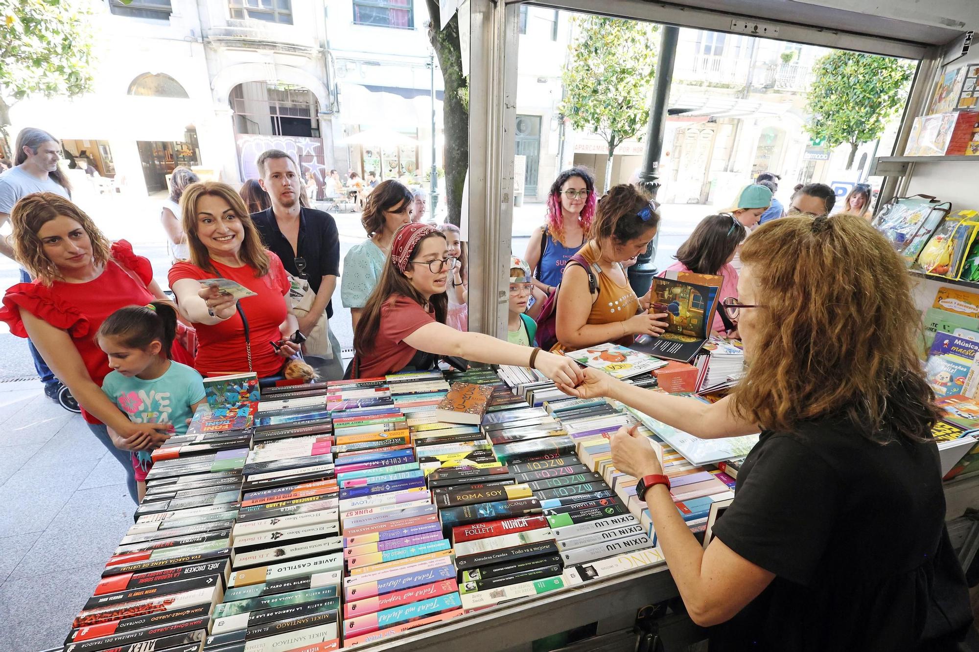 Una caseta con público en la Feria del Libro de Vigo este lunes 1 de julio
