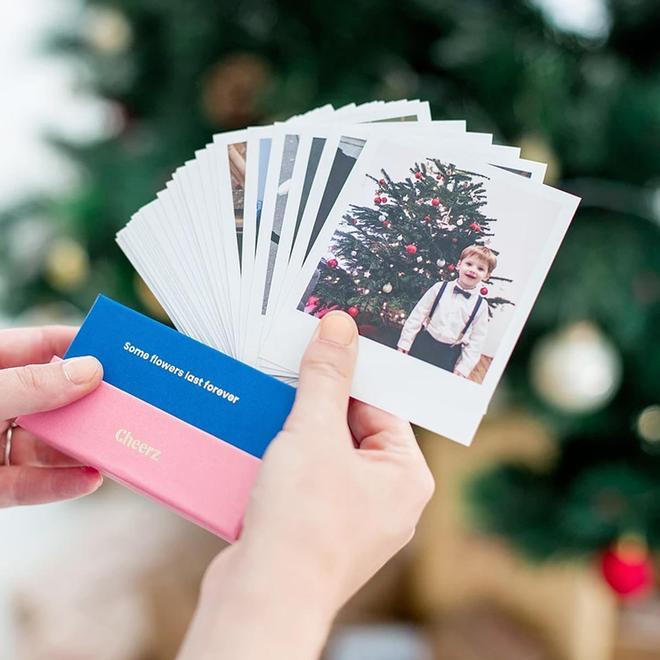 Cajita con fotos tipo polaroid 'Cheerz Box de Navidad', un regalo perfecto para el amigo invisible