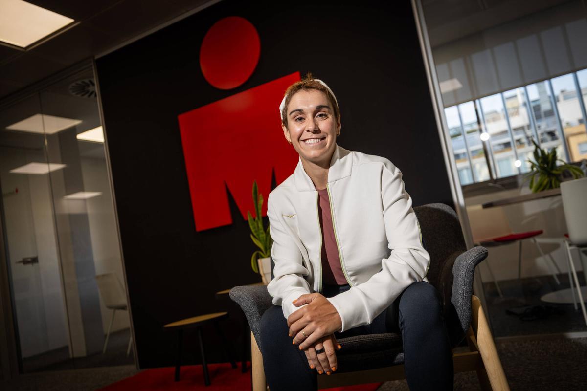 Marta Sánchez, la única española clasificada para el mundial de este año, fotografiada en las oficinas de IRONMAN SPAIN.