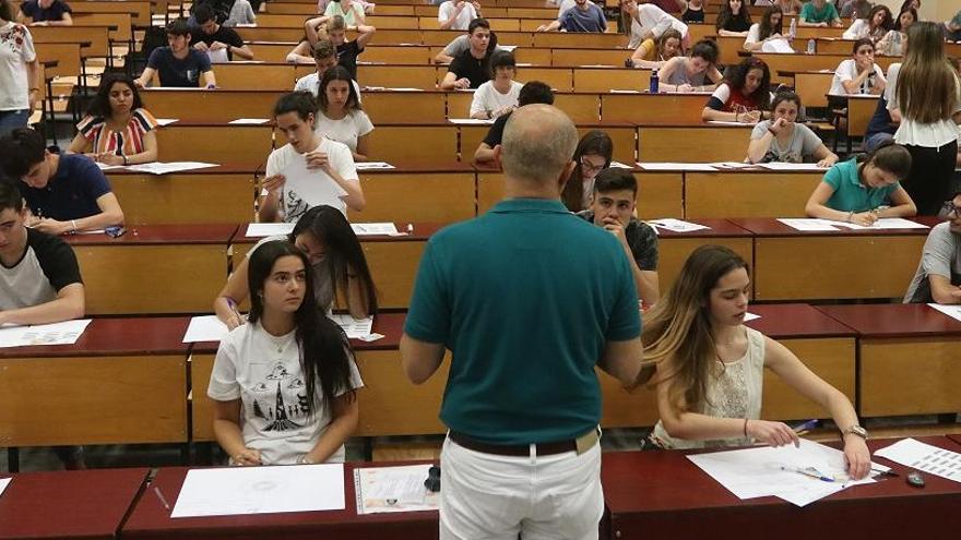 Alumnos hacen la Selectividad en la convocatoria de junio del pasado año 2018 en la facultad de Medicina.