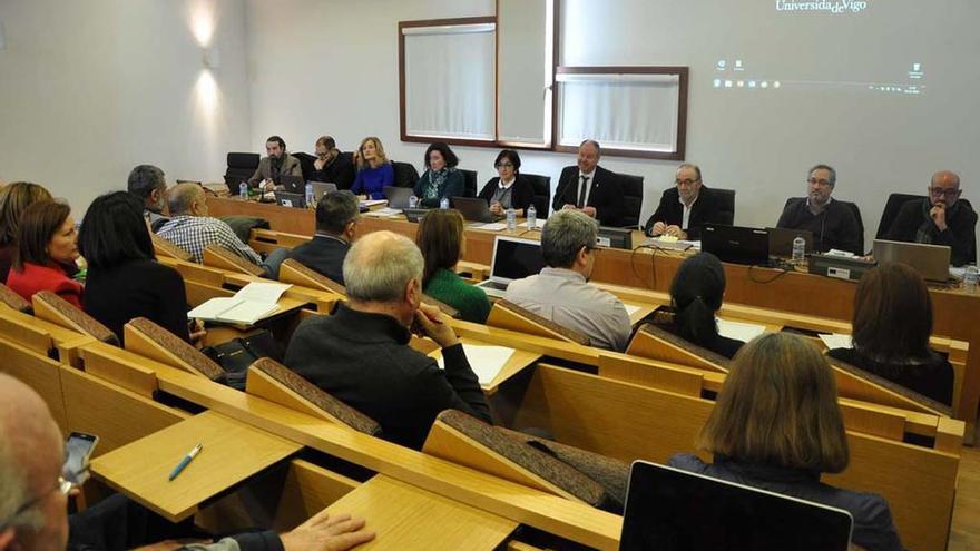 El Consello de Goberno, durante su reunión de ayer en el campus. // Duvi