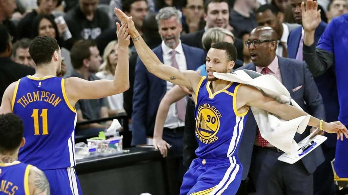 Curry y Thompson celebran la victoria