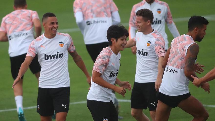 Rodrigo sonríe ayer durante el entrenamiento que efectuó junto al resto de sus compañeros en Paterna.