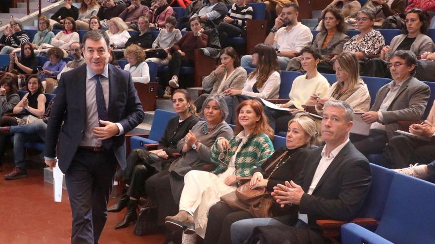 Román Rodríguez, ayer, en el acto con los equipos directivos de los centros educativos. |  // XOÁN ÁLVAREZ