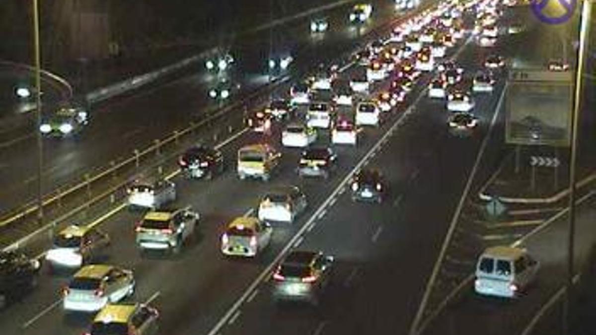 Colas en la autopista por un accidente.
