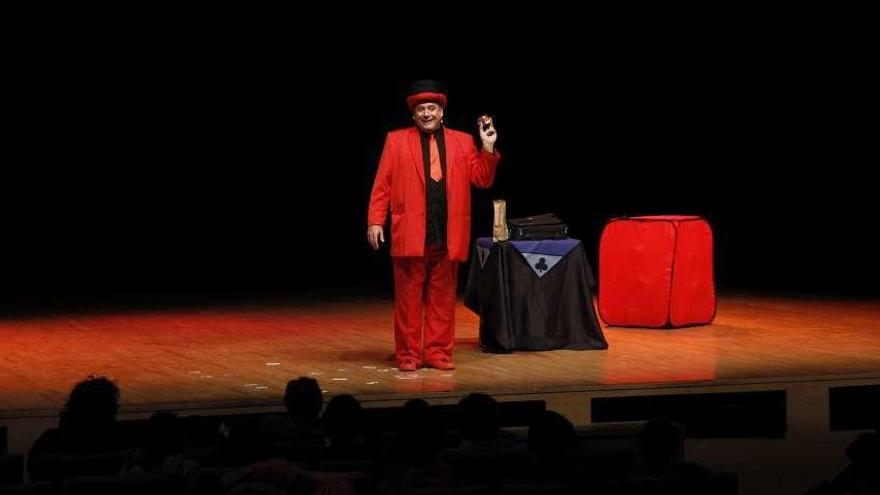 Actuación, ayer, de Willy Monroe, en el Auditorio de Cangas. // Santos Álvarez