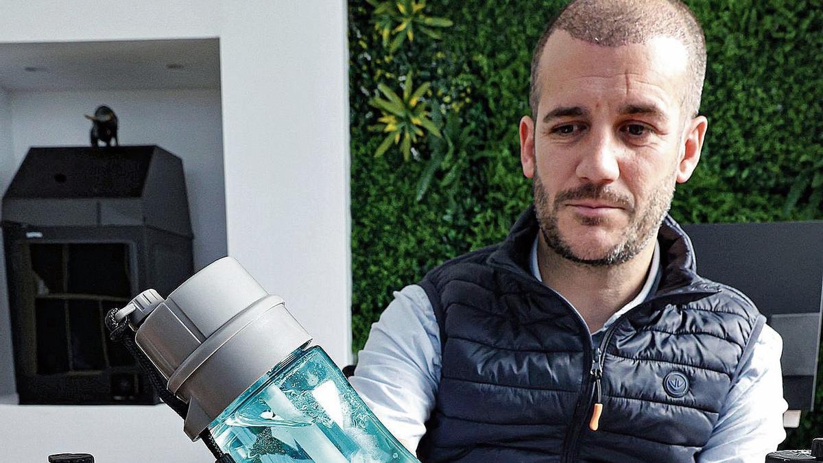 Ricardo Palau, CEO de BSDI, muestra diferentes modelos de la botella que han desarrollado