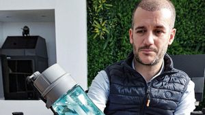 Ricardo Palau, CEO de BSDI, muestra diferentes modelos de la botella que han desarrollado