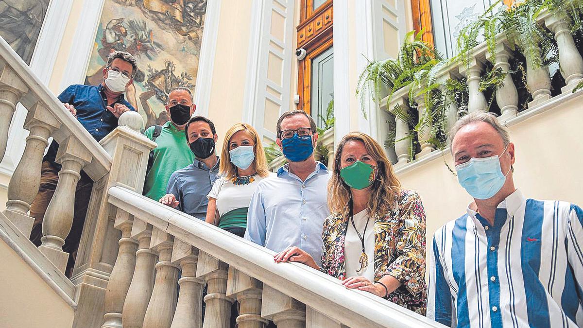 Javier Maroto, ayer en el Ayuntamiento de la capital de la Plana, junto a varios compañeros de partido.