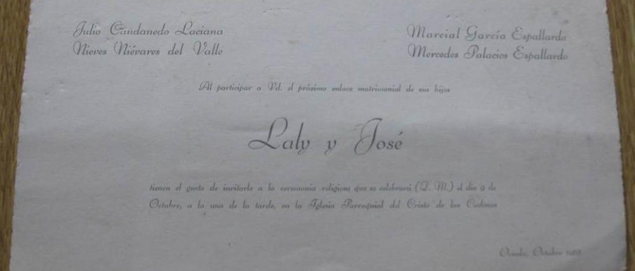 La historia de los dos matrimonios de laura. Arriba, Laura Candanedo Nievares posa junto a una foto de su marido. Debajo, la invitación de la boda anulada por bigamia. A la derecha, la noticia publicada en 1965. Debajo, el matrimonio, en una foto de los setenta. e. v.