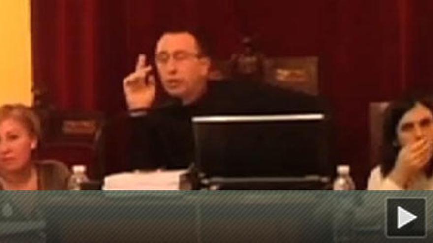 El PP difunde un vídeo de Baldoví echando del pleno de Sueca a jóvenes por lucir camisetas