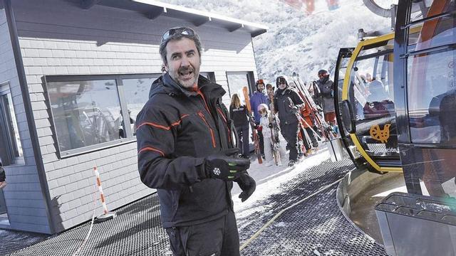 Javier Martínez, junto a la telecabina de Valgrande. | LNE