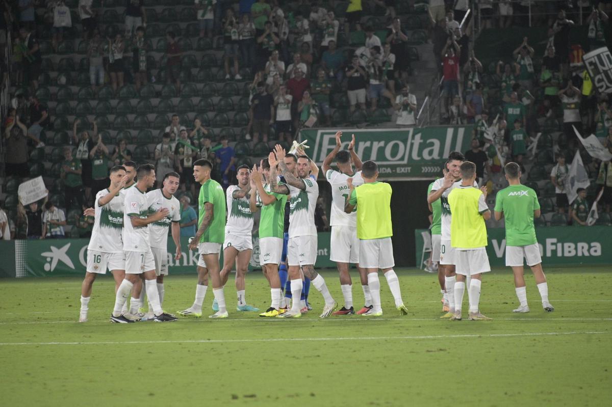 Los jugadores del Elche saludan a la afición al final del partido del pasado domingo frente al Leganés