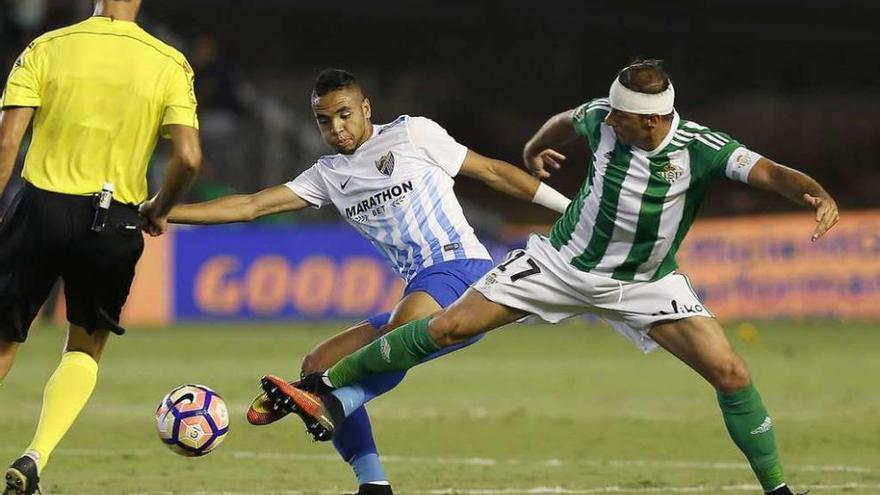 Joaquín y En-Nesyri disputan el balón en una jugada del partido de ayer en el Villamarín.