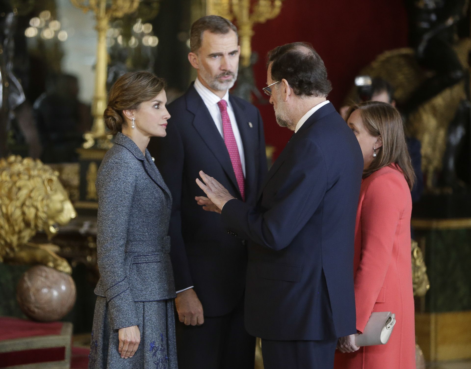 La reina Letizia y el rey Felipe reciben a Mariano Rajoy en el besamanos en el Palacio Real en el Día de la Hispanidad de 2017