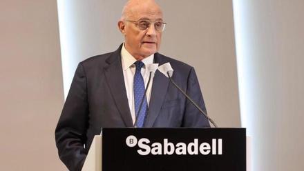 El presidente del banco Sabadell, Josep Oliu, y el consejero delegado, César González-Bueno, se dirigen a los accionistas