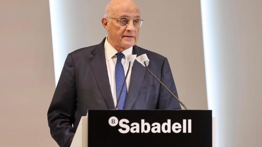 El presidente del banco Sabadell, Josep Oliu, y el consejero delegado, César Alierta, se dirigen a los accionistas