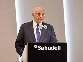 El presidente del banco Sabadell, Josep Oliu, y el consejero delegado, César Alierta, se dirigen a los accionistas