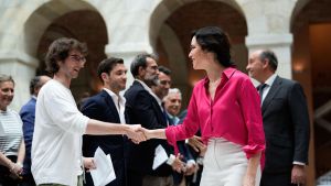 La presidenta de la Comunidad de Madrid, Isabel Díaz Ayuso, con Chema Garabito, de Sperid Labs.