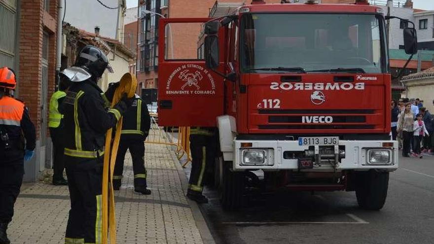 Un bombero de Benavente, durante un simulacro.