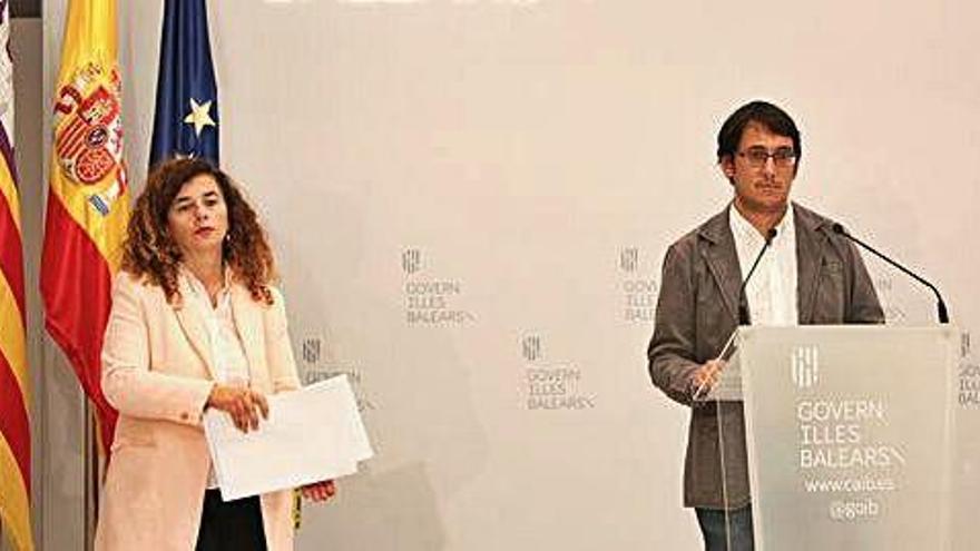 La portavoz del Govern, Pilar Costa, y el conseller de Modelo Económico, Turismo y Trabajo, Iago Negueruela, ayer, en rueda de prensa.