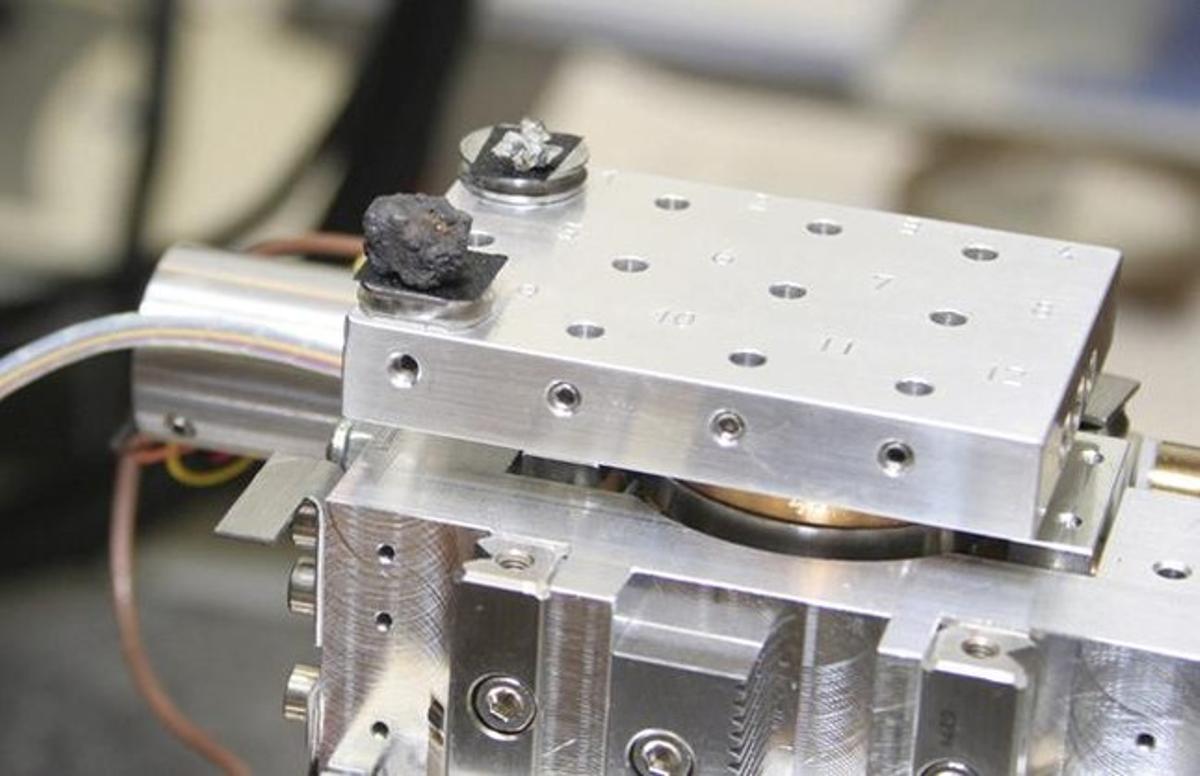 Un fragment del meteorit caigut als Urals, en un laboratori de Iekaterinburg.