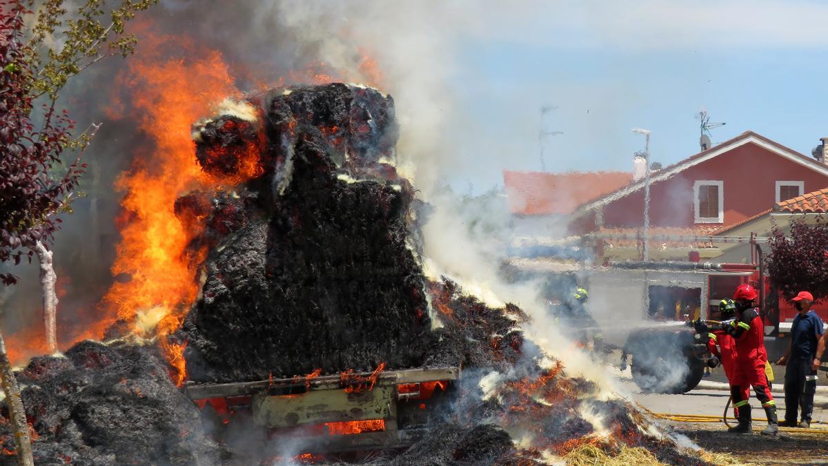 Un bombero voluntario de Monesterio intenta apagar el fuego