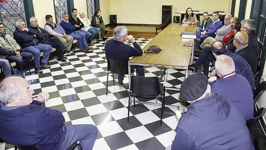 La alcaldesa de Marín se reunión con los directivos de la Plataforma Pro-Pabellón en Seixo. // S.A.