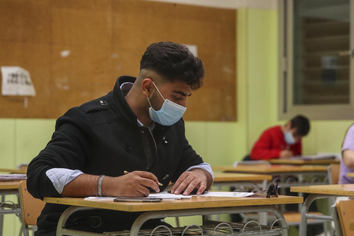 Un alumno de la escuela de adultos de València, en una imagen de archivo.