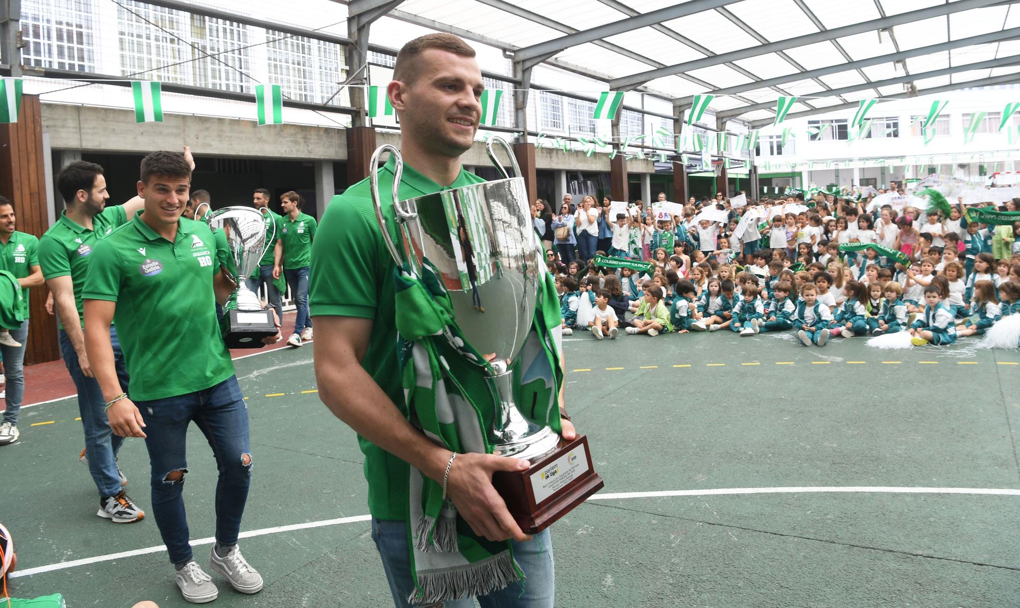 Fiesta verdiblanca en el colegio Liceo por el título de OK Liga