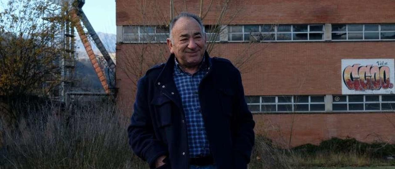 Ricardo González, en las inmediaciones del pozo Figaredo, cerrado en 2007.