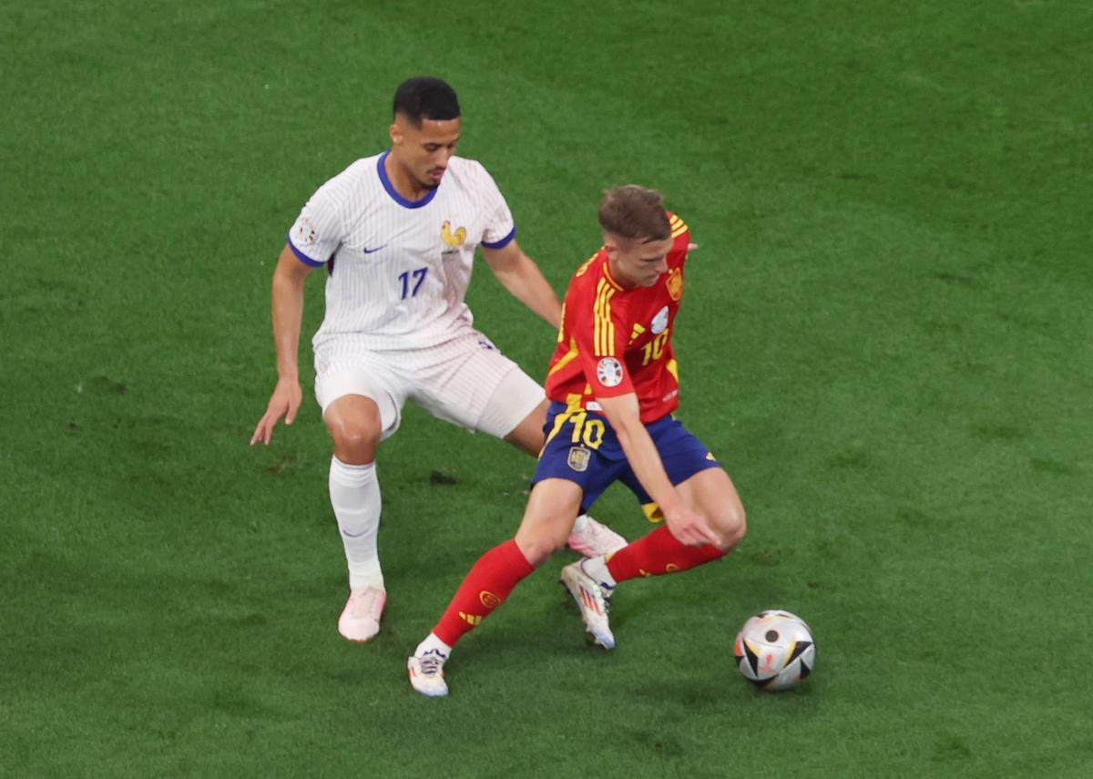 William Saliba defends Dani Olmo in the semifinal of the Eurocup 2024