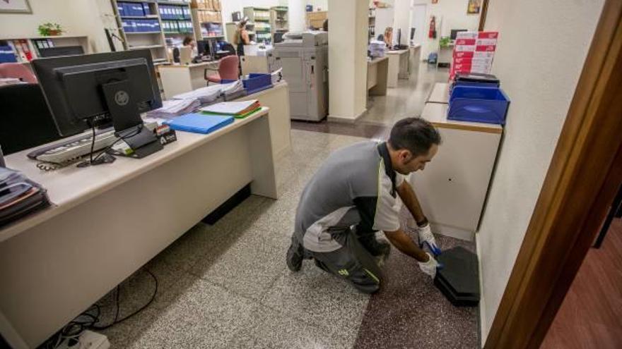 Uno de los operarios de la empresa, reforzando ayer las medidas para controlar a los roedores.