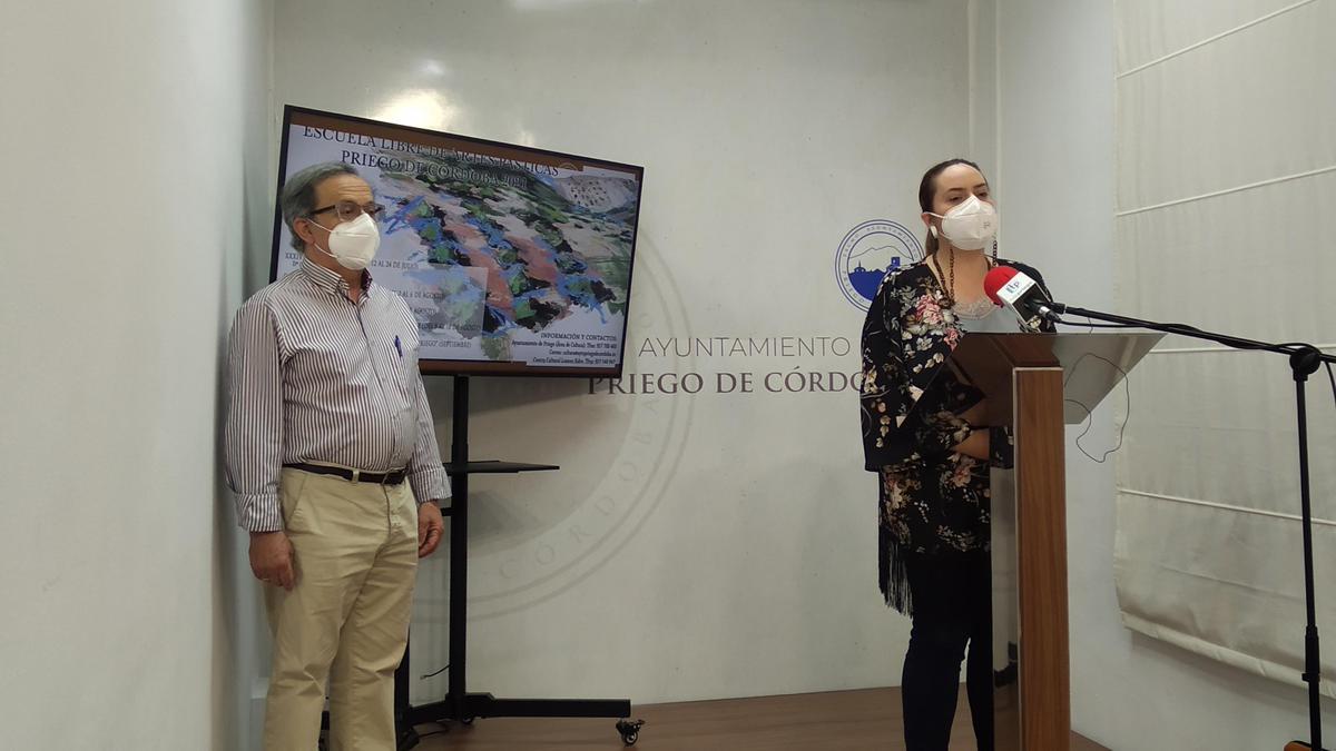 Miguel Forcada y Jezabel Ramírez durante la presentación de los cursos.