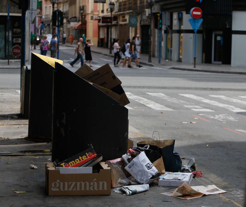 La basura vuelve a acumularse tras la segunda noche de huelga