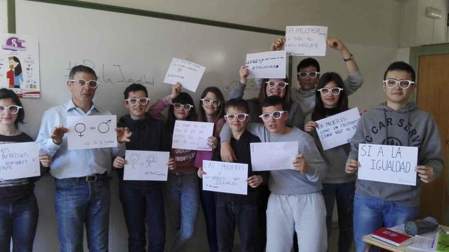 Alumnos y un profesor del instituto González Allende muestran los murales realizados en la actividad. F.